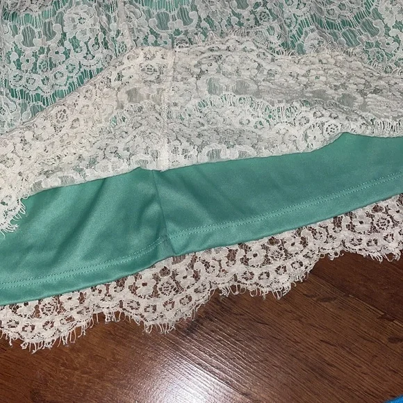 Dress with lace overlay - Picture 5 of 6